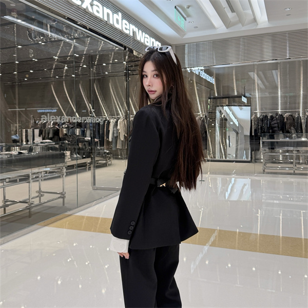ウエストポーチが映える PRADA コピー ベルテッドブレザー ワイドパンツ モードセットアップ