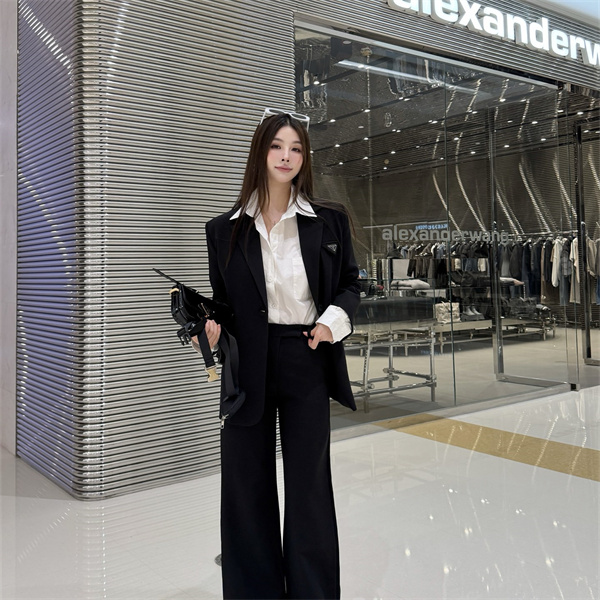 ウエストポーチが映える PRADA コピー ベルテッドブレザー ワイドパンツ モードセットアップ