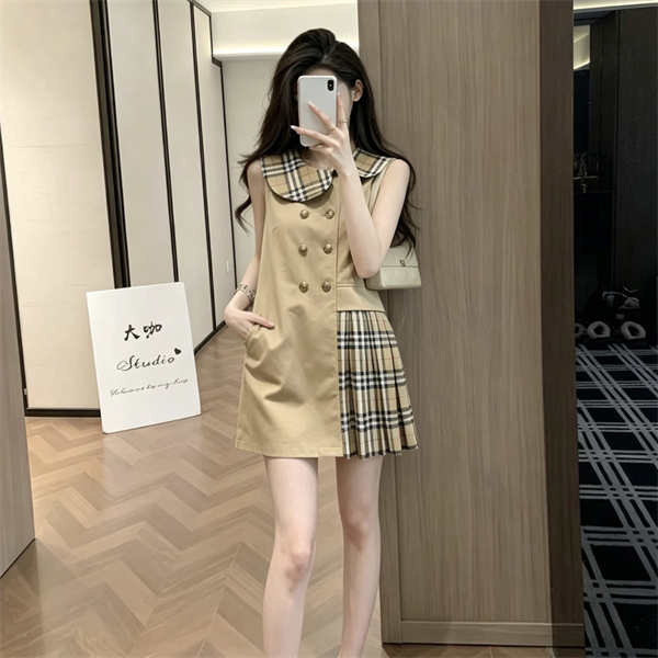 アシンメトリーが映える BURBERRY バーバリー コピー ベルテッド風ミニドレス チェックプリーツ 英国調デザイン