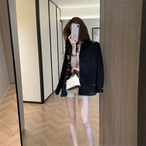 ロゴアクセントが映える CHANEL シャネル コピー オーバーシャツ ロング丈 フロントラインデザイン
