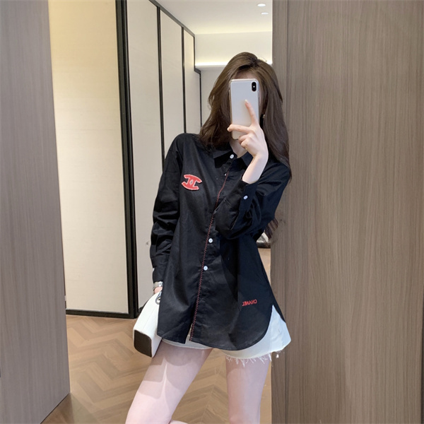 ロゴアクセントが映える CHANEL シャネル コピー オーバーシャツ ロング丈 フロントラインデザイン