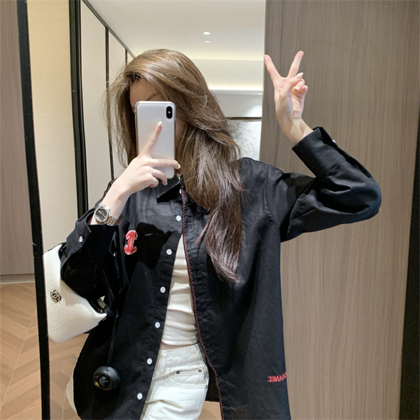 ロゴアクセントが映える CHANEL シャネル コピー オーバーシャツ ロング丈 フロントラインデザイン
