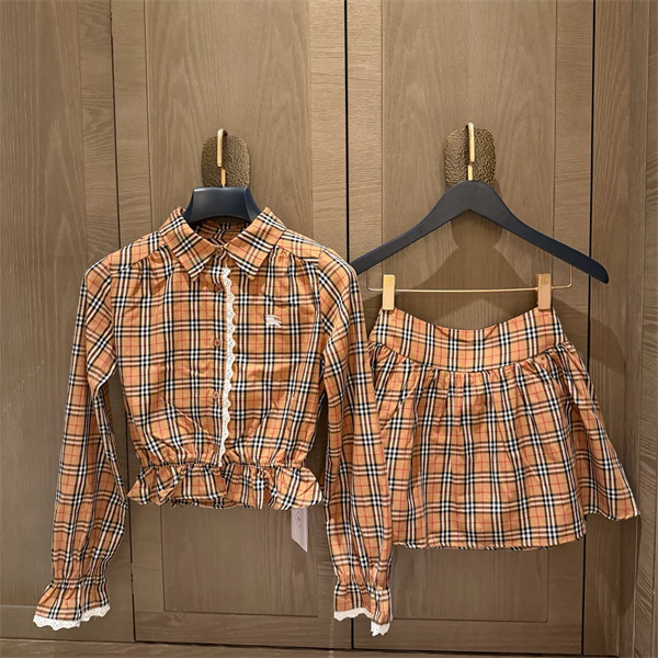 クラシカルチェックが映える BURBERRY バーバリー コピー 2ピースセット ギャザーブラウス ハイウエストプリーツ