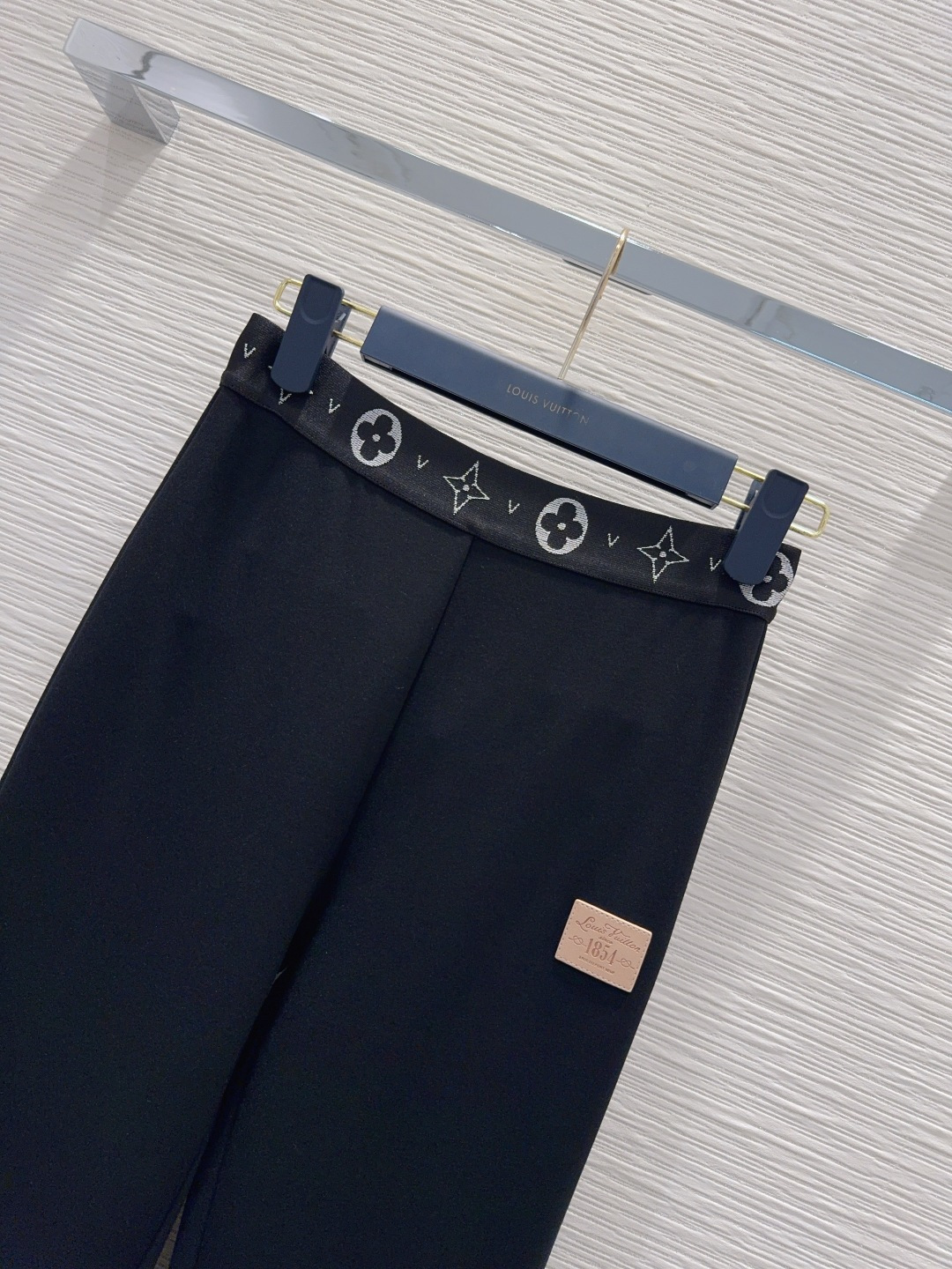 脚長ラインが映える LOUIS VUITTON ルイヴィトン コピー ブーツカットパンツ アイコンウエスト 裾広がりフォルム