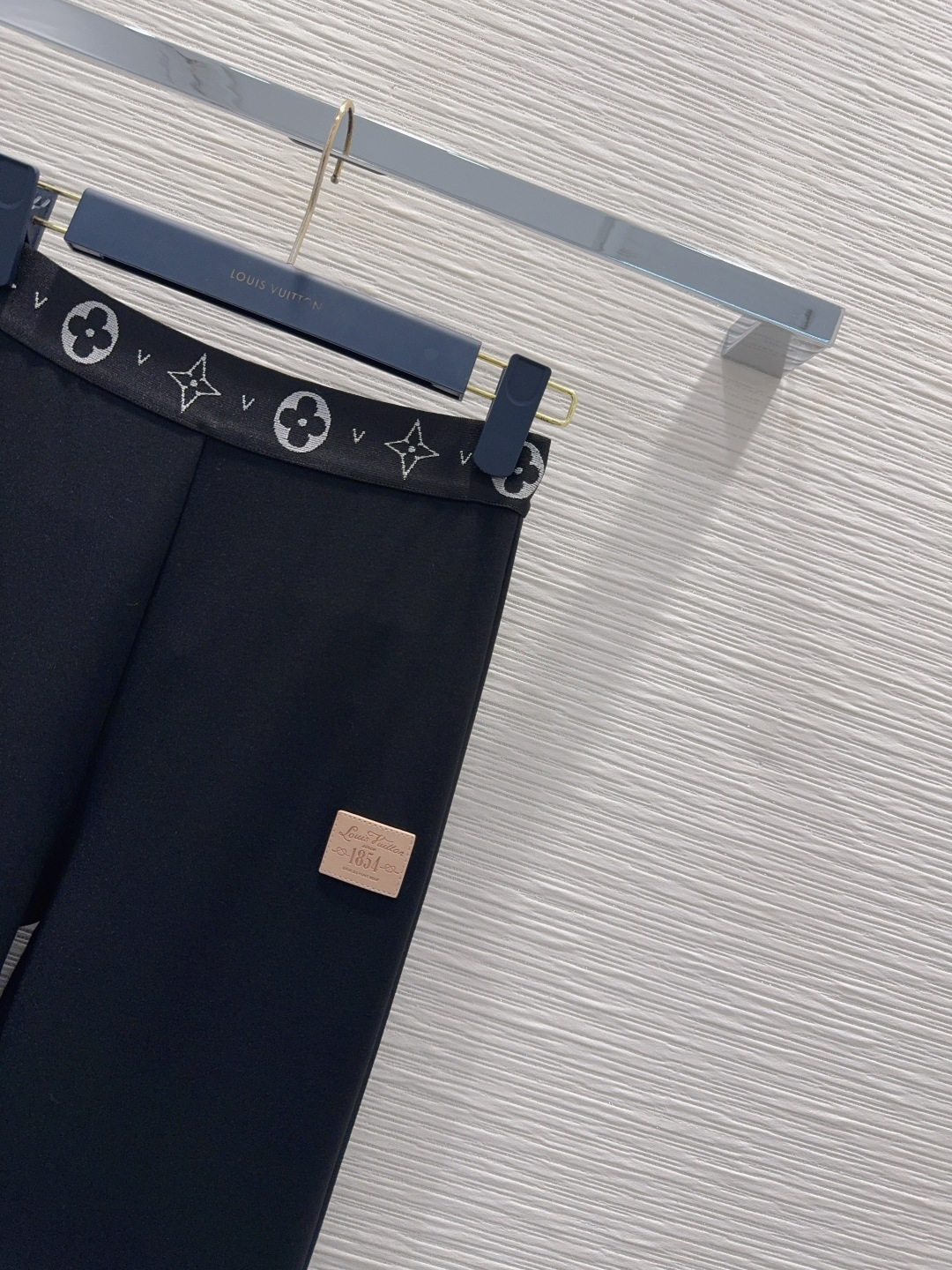 脚長ラインが映える LOUIS VUITTON ルイヴィトン コピー ブーツカットパンツ アイコンウエスト 裾広がりフォルム