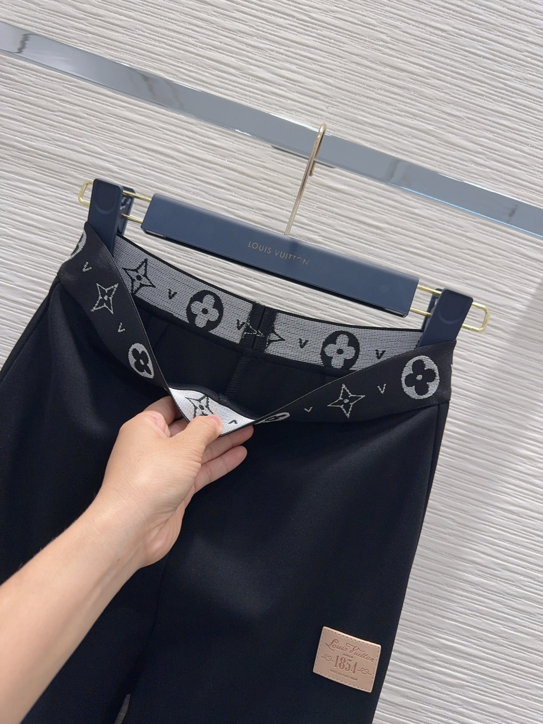 脚長ラインが映える LOUIS VUITTON ルイヴィトン コピー ブーツカットパンツ アイコンウエスト 裾広がりフォルム