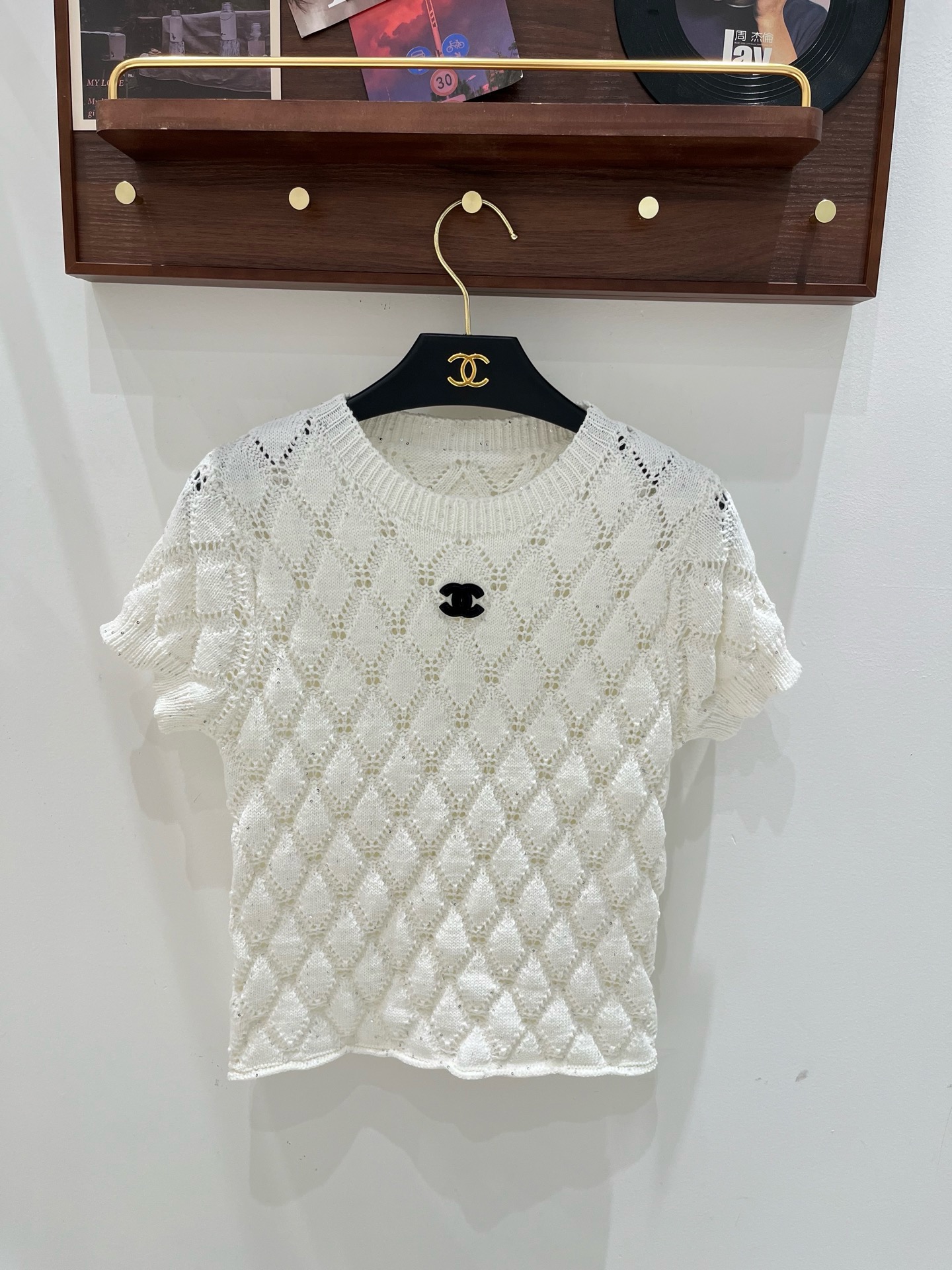 透かし柄が映える CHANEL シャネル コピー 2ピースセット CCワンポイント クルーネックトップス Aラインスカート