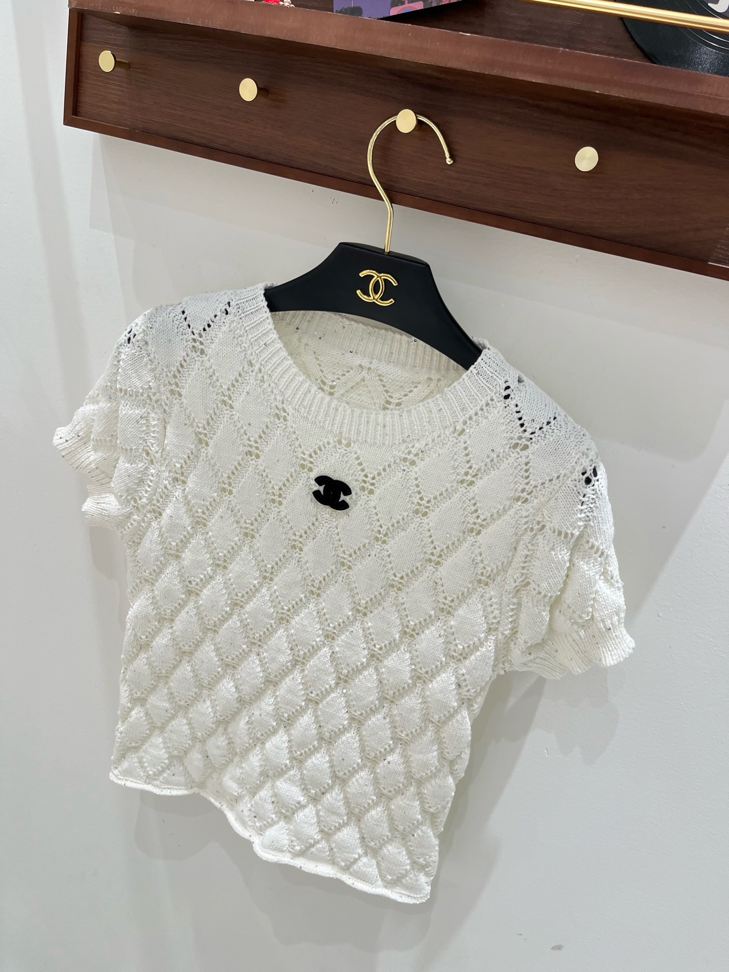 透かし柄が映える CHANEL シャネル コピー 2ピースセット CCワンポイント クルーネックトップス Aラインスカート
