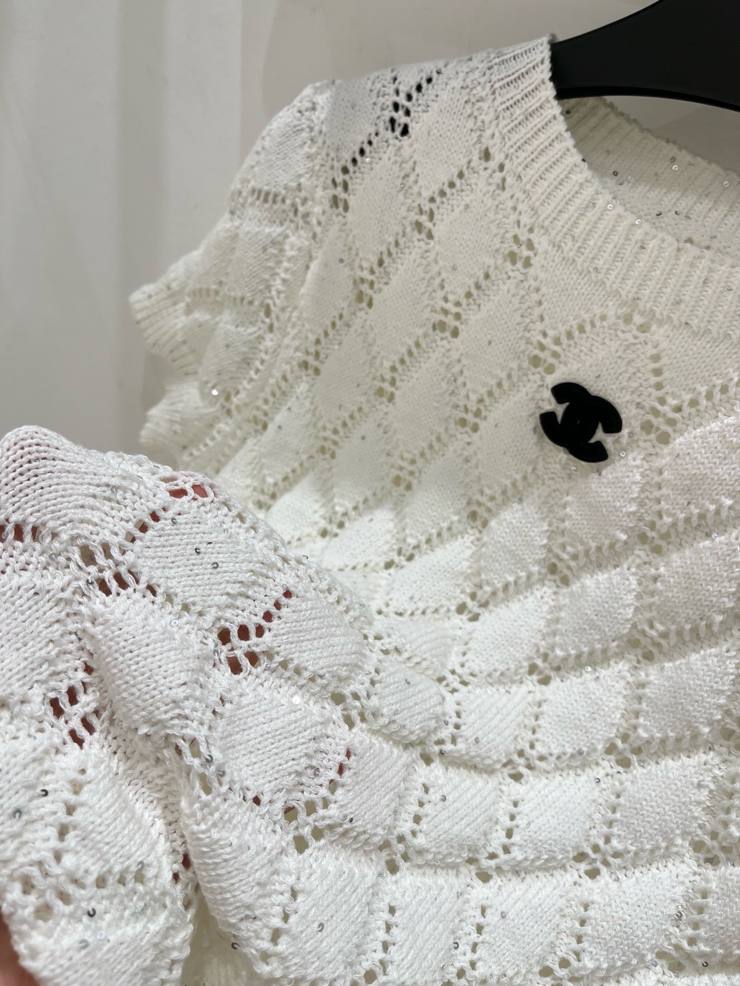透かし柄が映える CHANEL シャネル コピー 2ピースセット CCワンポイント クルーネックトップス Aラインスカート
