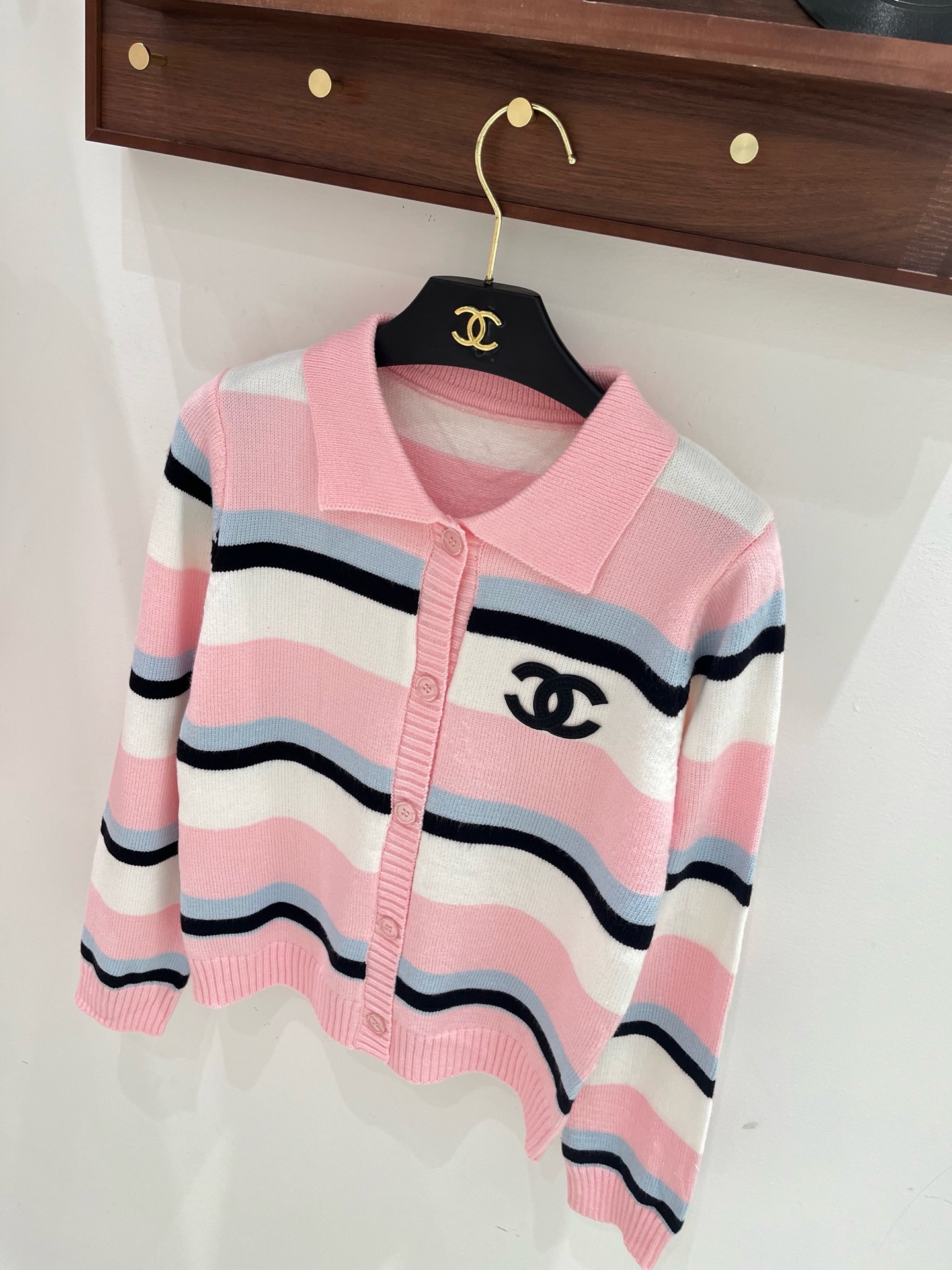 配色ボーダーが映える CHANEL シャネル コピー ポロカーディガン CCワンポイント リブトリム仕立て
