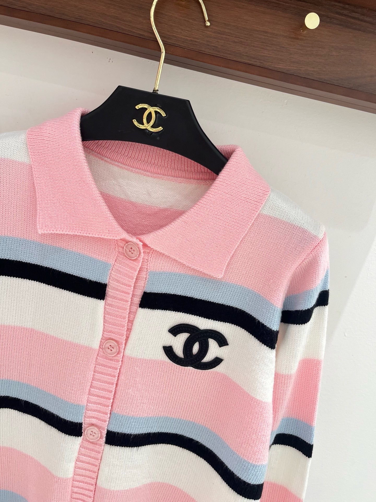 配色ボーダーが映える CHANEL シャネル コピー ポロカーディガン CCワンポイント リブトリム仕立て
