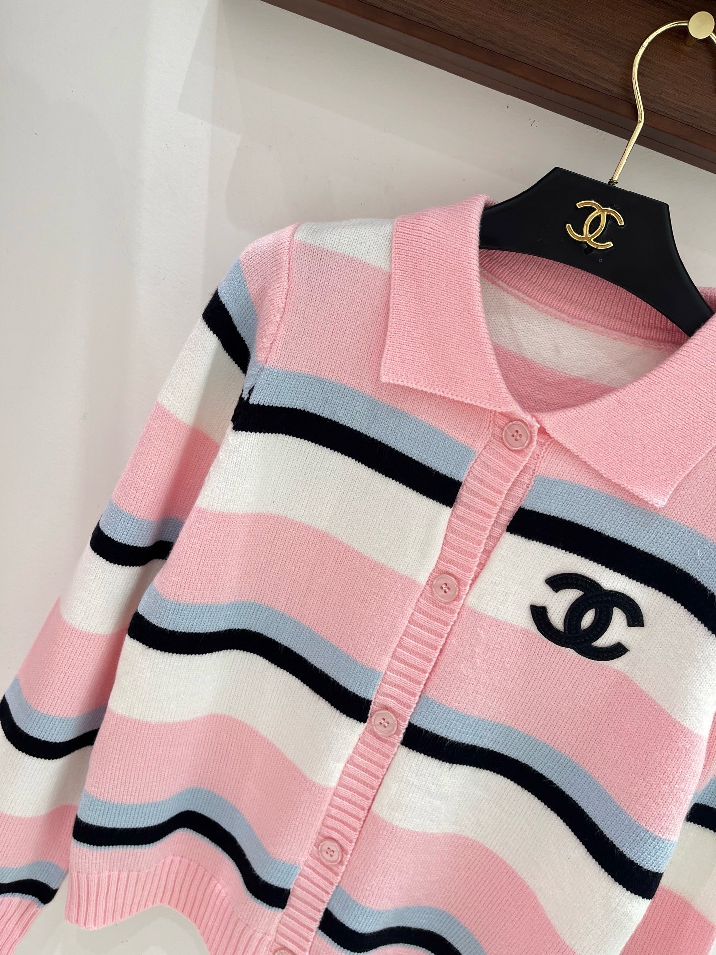 配色ボーダーが映える CHANEL シャネル コピー ポロカーディガン CCワンポイント リブトリム仕立て