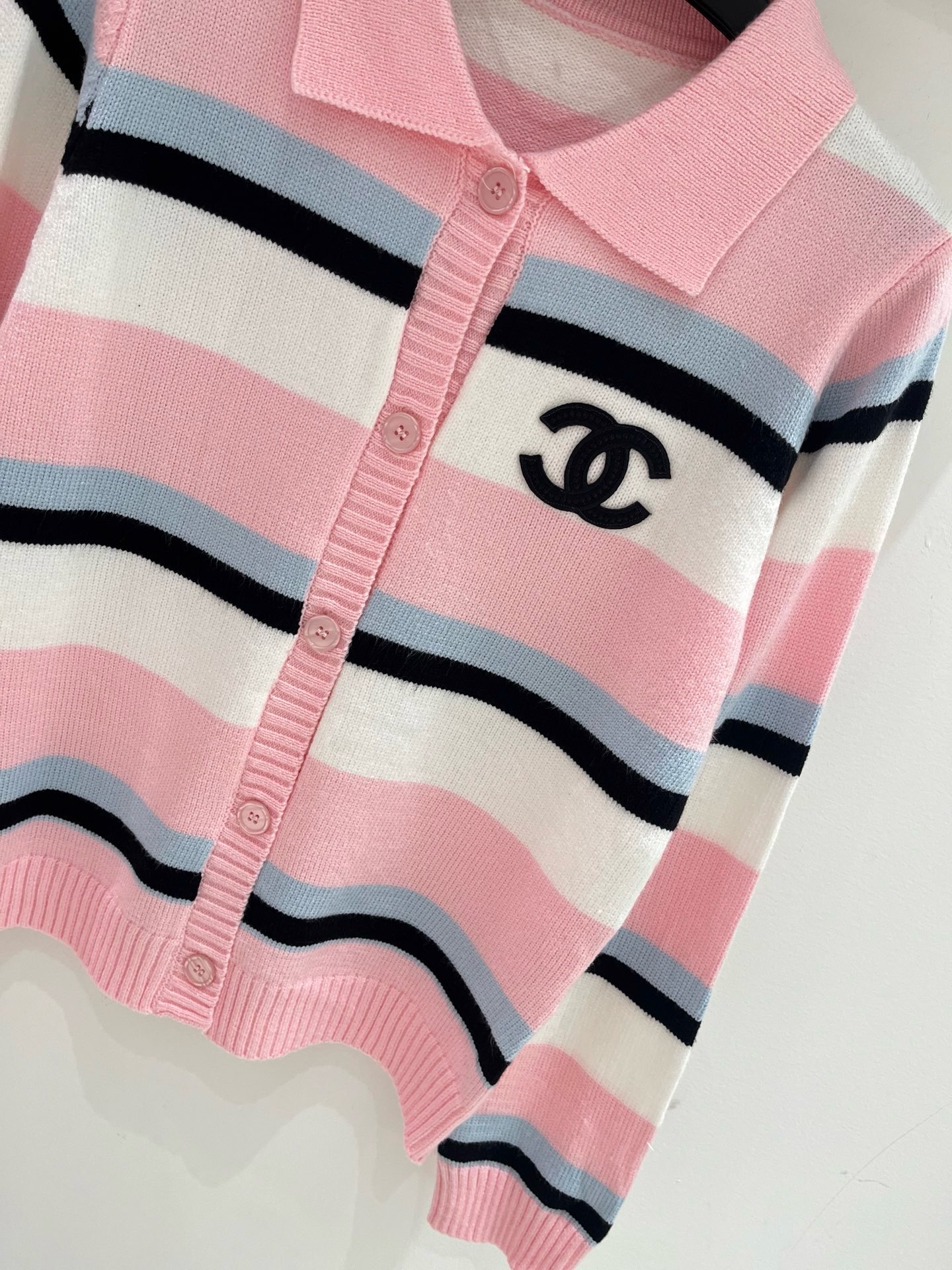 配色ボーダーが映える CHANEL シャネル コピー ポロカーディガン CCワンポイント リブトリム仕立て