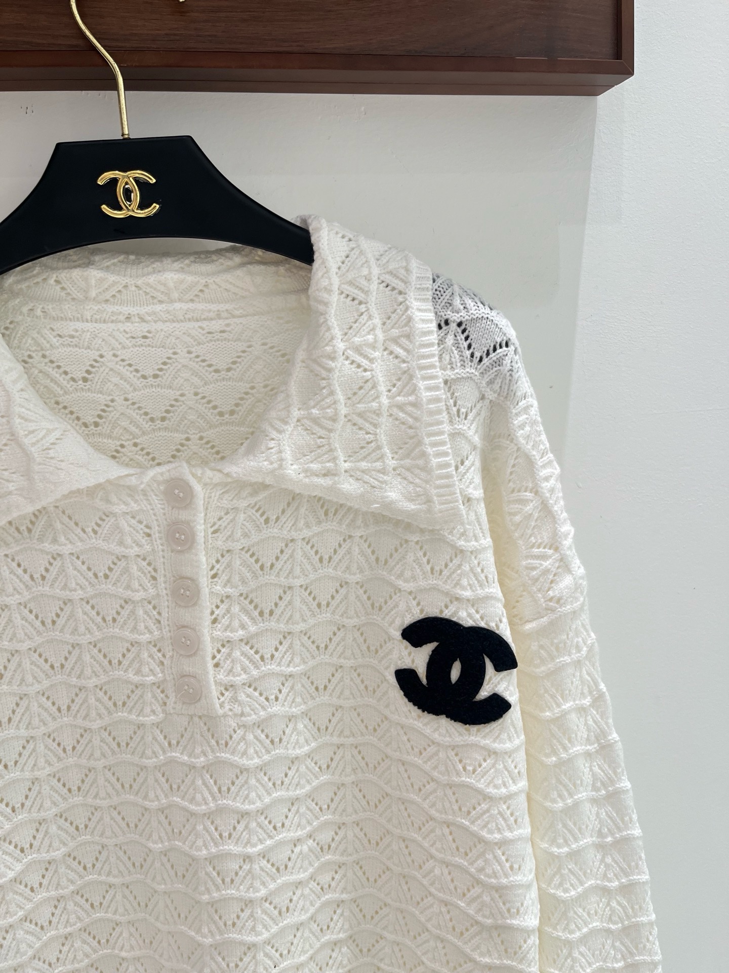 幾何レース編みが映える CHANEL シャネル コピー ポロニット 長袖トップス 胸元CCアクセント