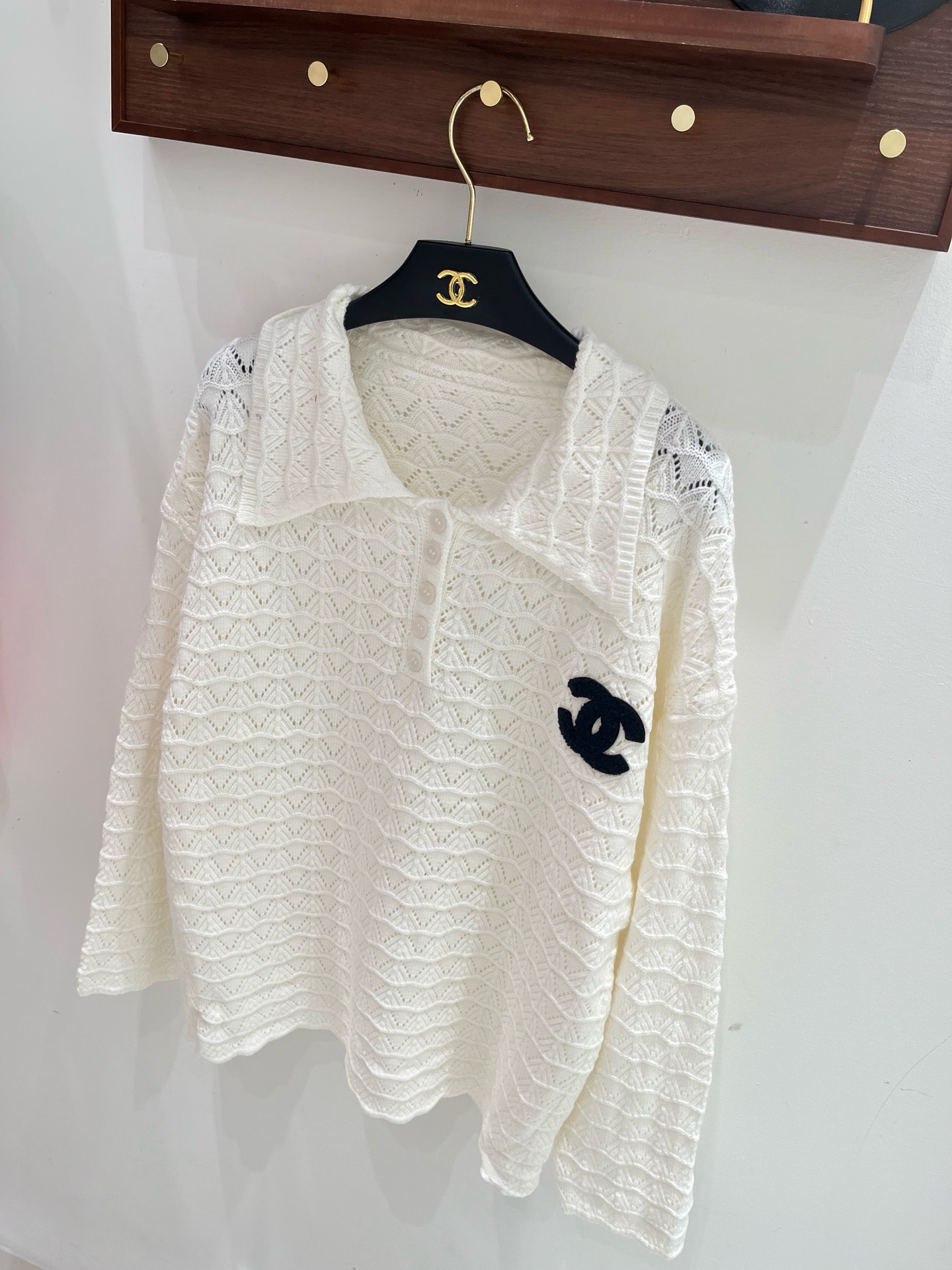 幾何レース編みが映える CHANEL シャネル コピー ポロニット 長袖トップス 胸元CCアクセント