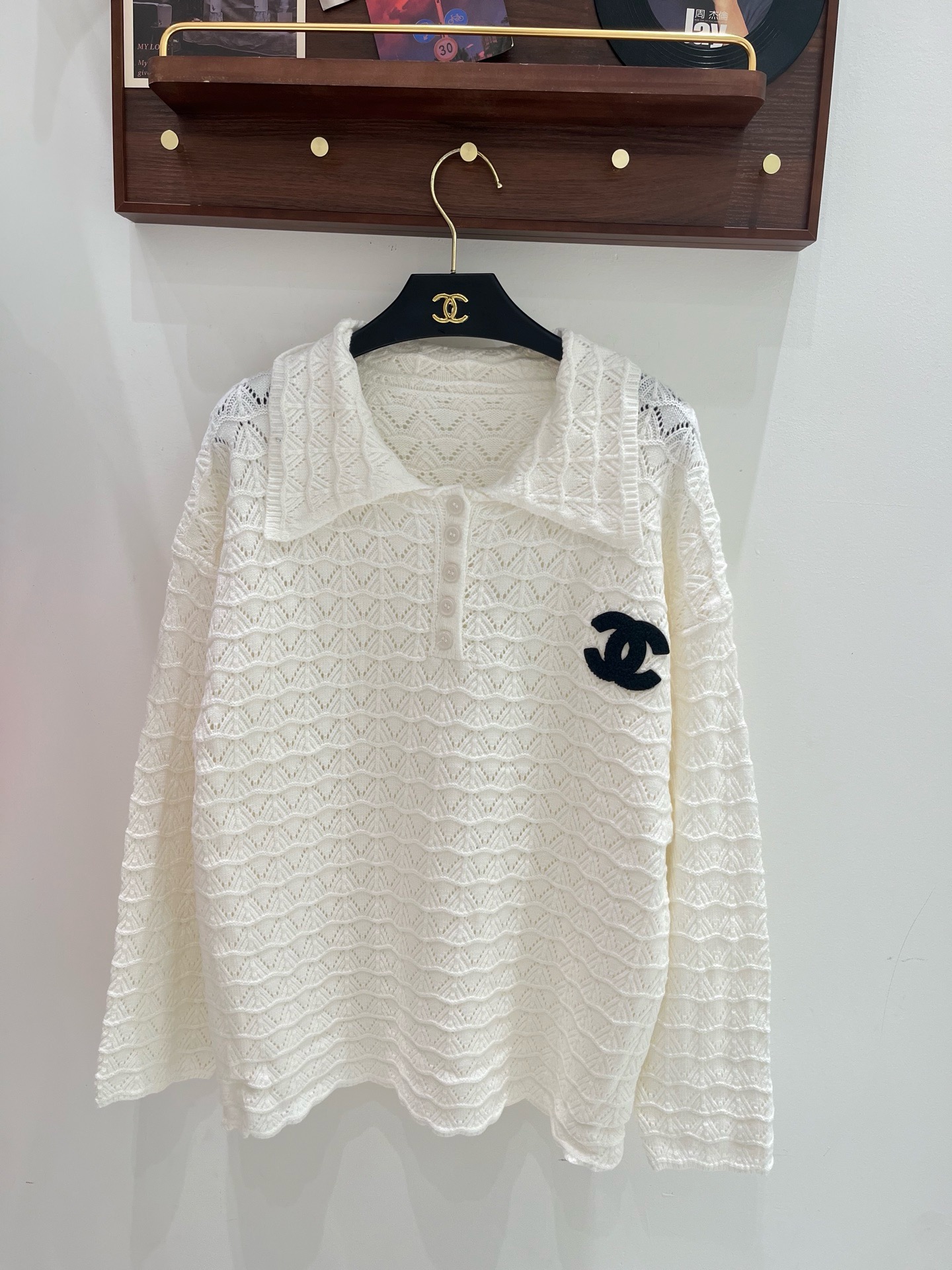 幾何レース編みが映える CHANEL シャネル コピー ポロニット 長袖トップス 胸元CCアクセント