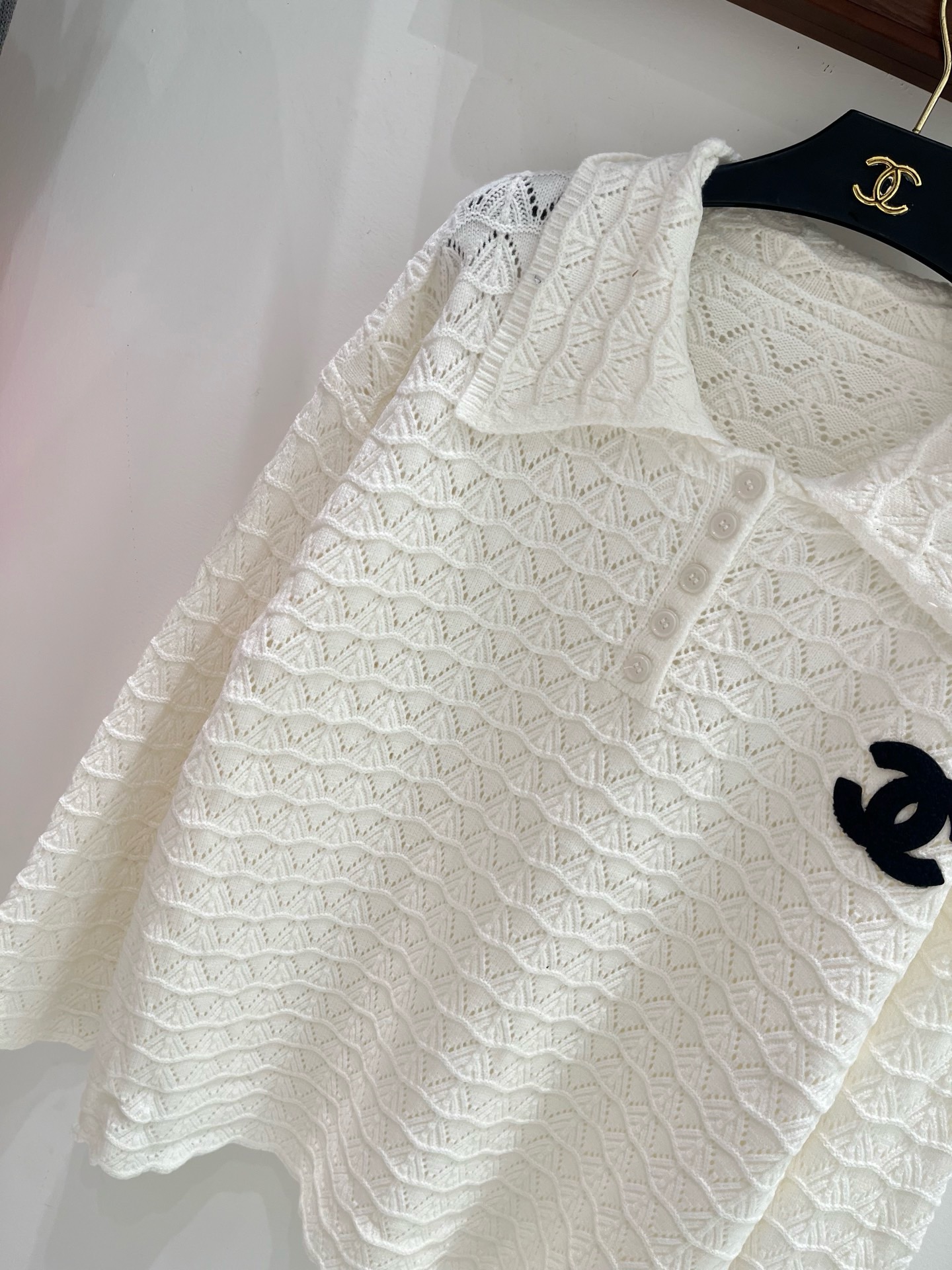 幾何レース編みが映える CHANEL シャネル コピー ポロニット 長袖トップス 胸元CCアクセント