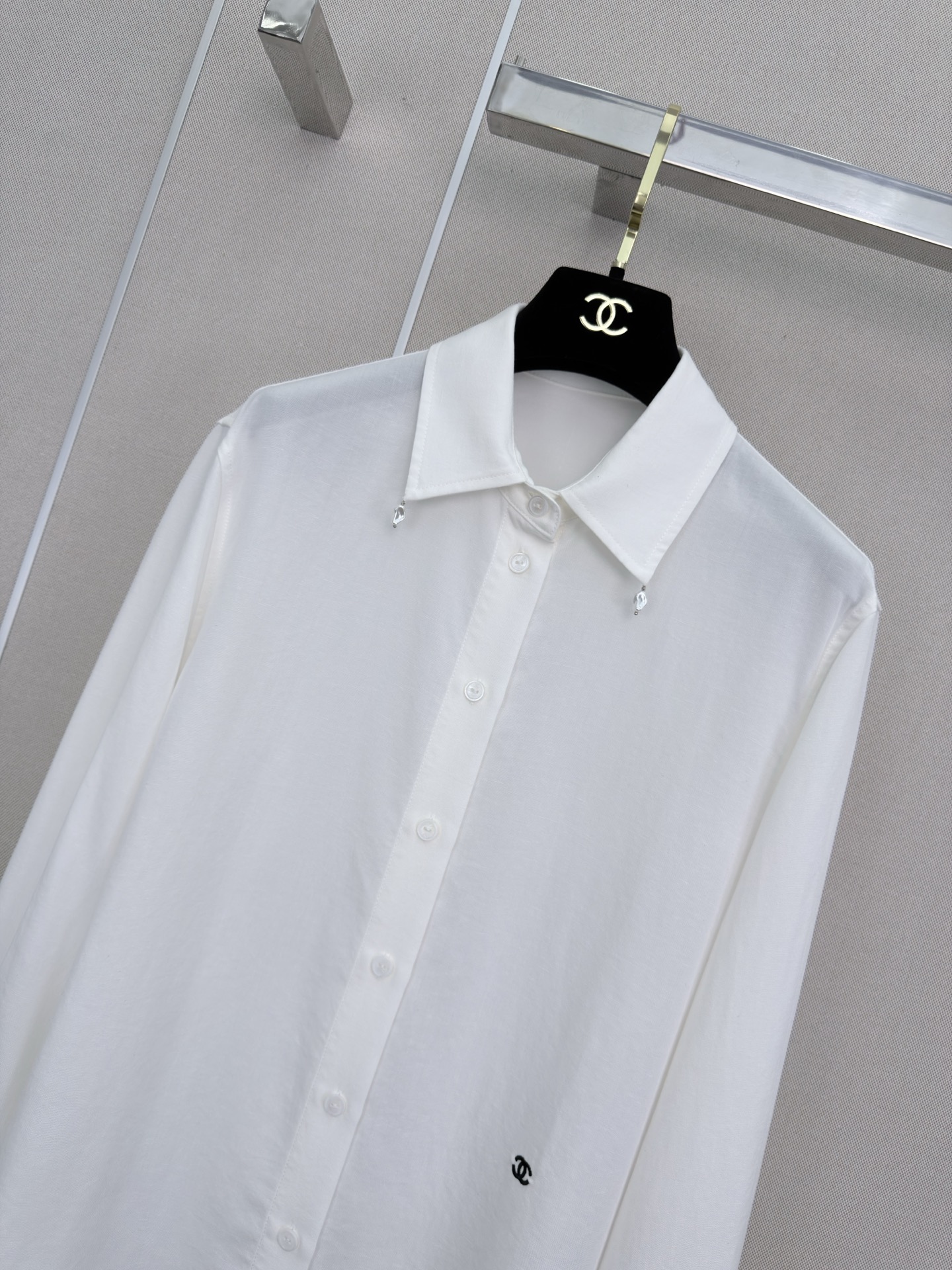 襟元アクセサリーが映える CHANEL シャネル コピー シャツブラウス ミニCCロゴ ワイドカフス仕立て