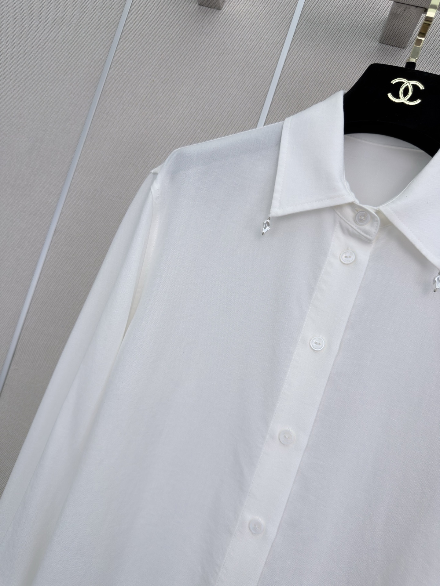 襟元アクセサリーが映える CHANEL シャネル コピー シャツブラウス ミニCCロゴ ワイドカフス仕立て