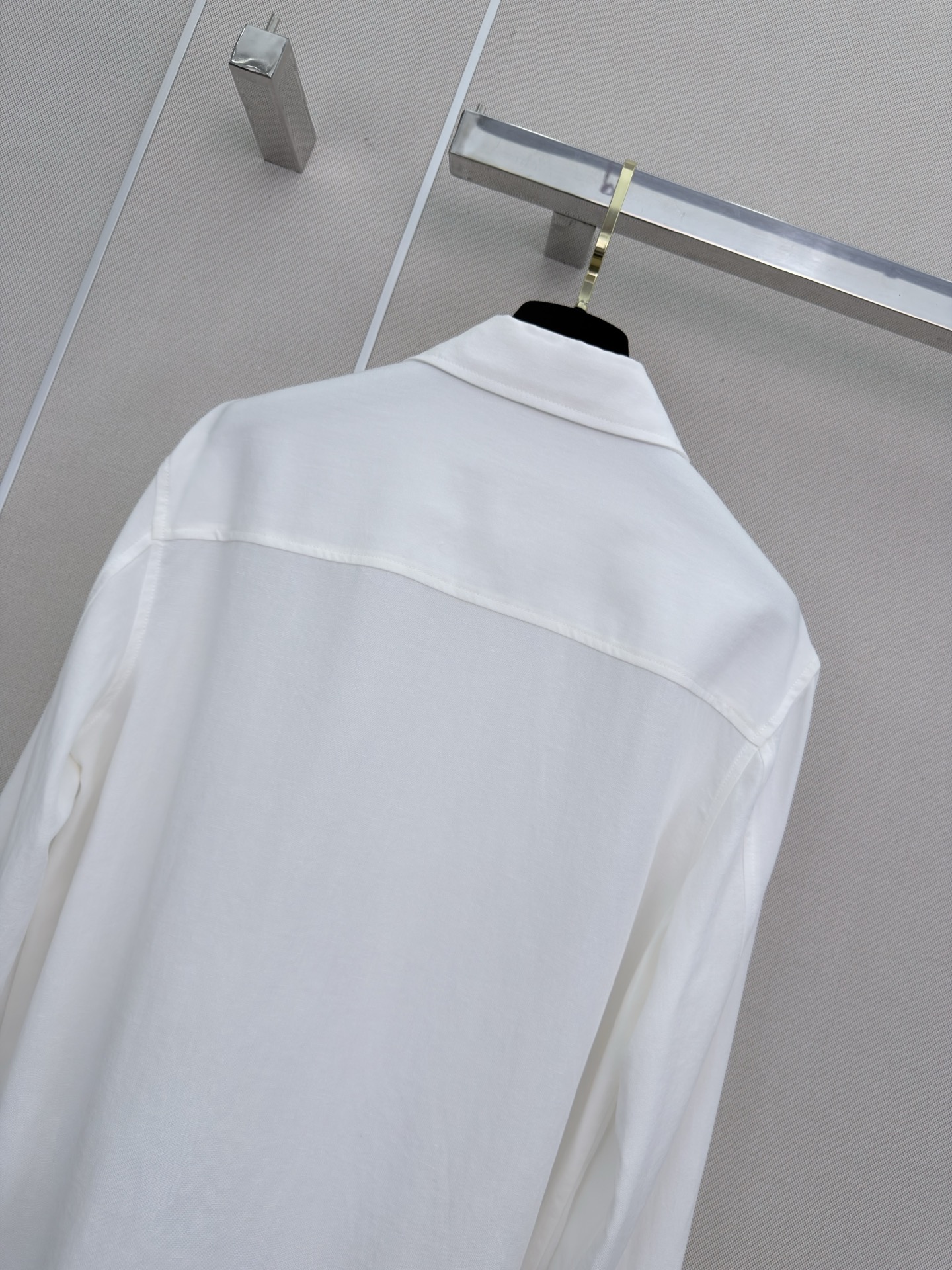 襟元アクセサリーが映える CHANEL シャネル コピー シャツブラウス ミニCCロゴ ワイドカフス仕立て
