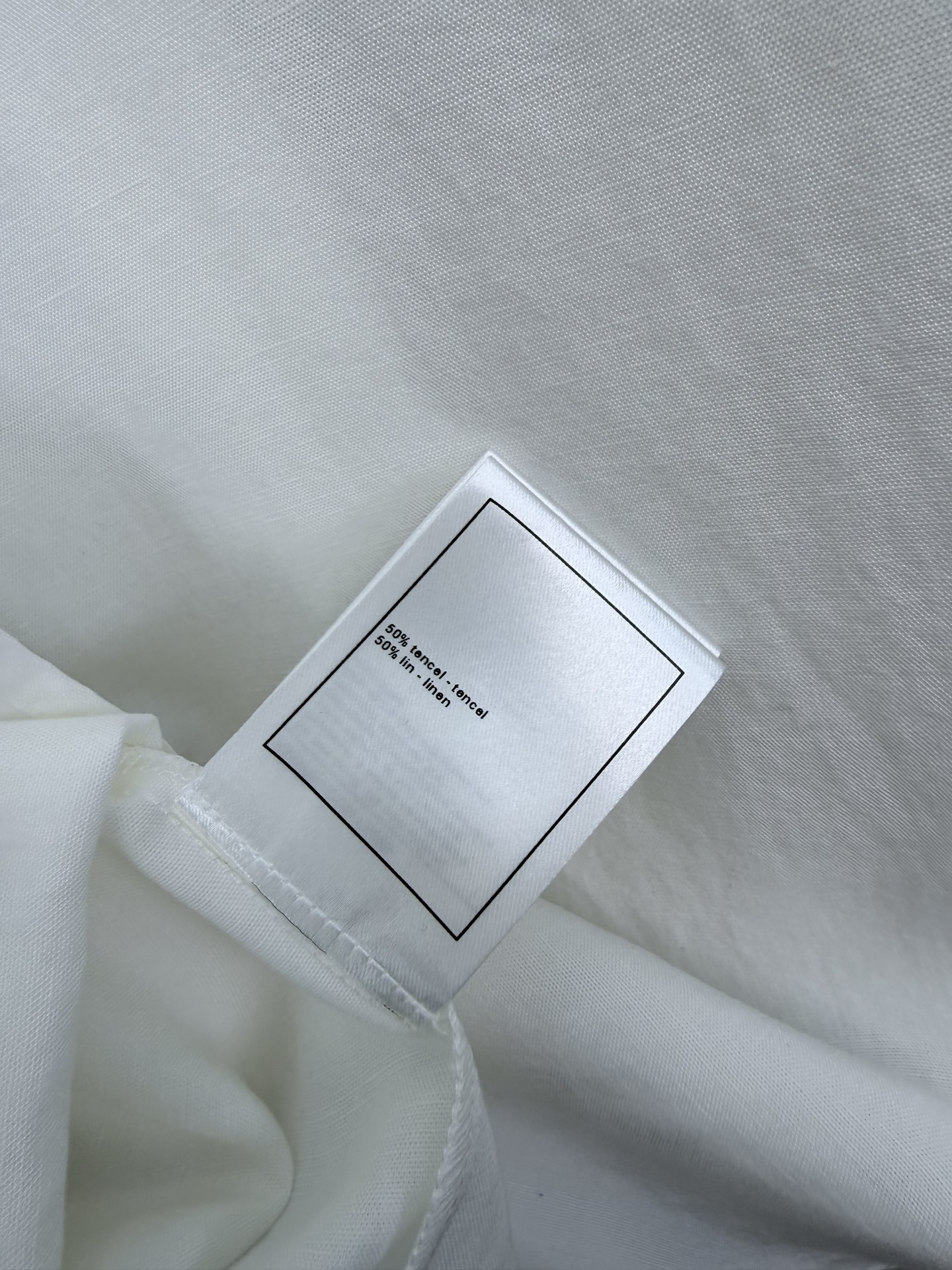 襟元アクセサリーが映える CHANEL シャネル コピー シャツブラウス ミニCCロゴ ワイドカフス仕立て