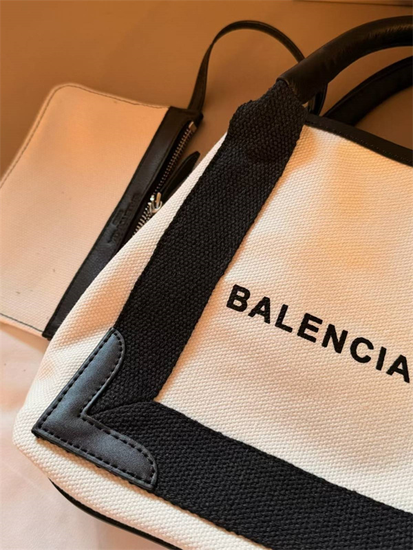 通勤コーデに映える BALENCIAGA バレンシアガ コピー ハンドバッグ ロゴキャンバス 端正トートフォルム
