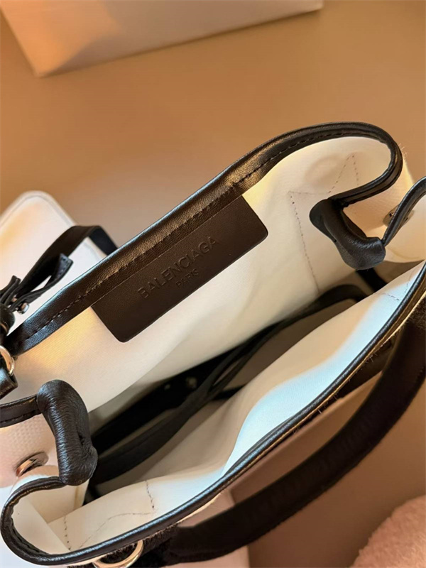 通勤コーデに映える BALENCIAGA バレンシアガ コピー ハンドバッグ ロゴキャンバス 端正トートフォルム
