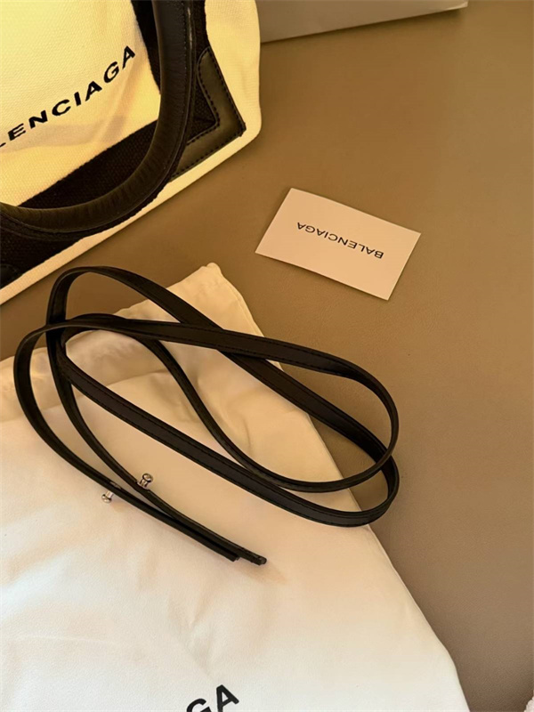 通勤コーデに映える BALENCIAGA バレンシアガ コピー ハンドバッグ ロゴキャンバス 端正トートフォルム