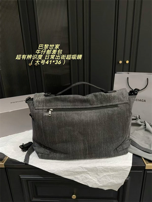 都会派カジュアル BALENCIAGA バレンシアガ コピー ショルダーバッグ フラップポケット ワイドストラップ 機能的デザイン