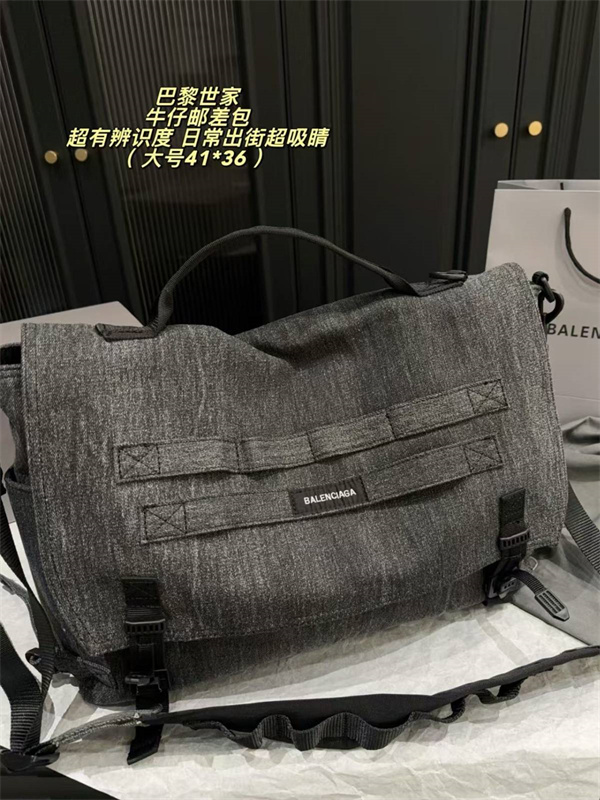 都会派カジュアル BALENCIAGA バレンシアガ コピー ショルダーバッグ フラップポケット ワイドストラップ 機能的デザイン