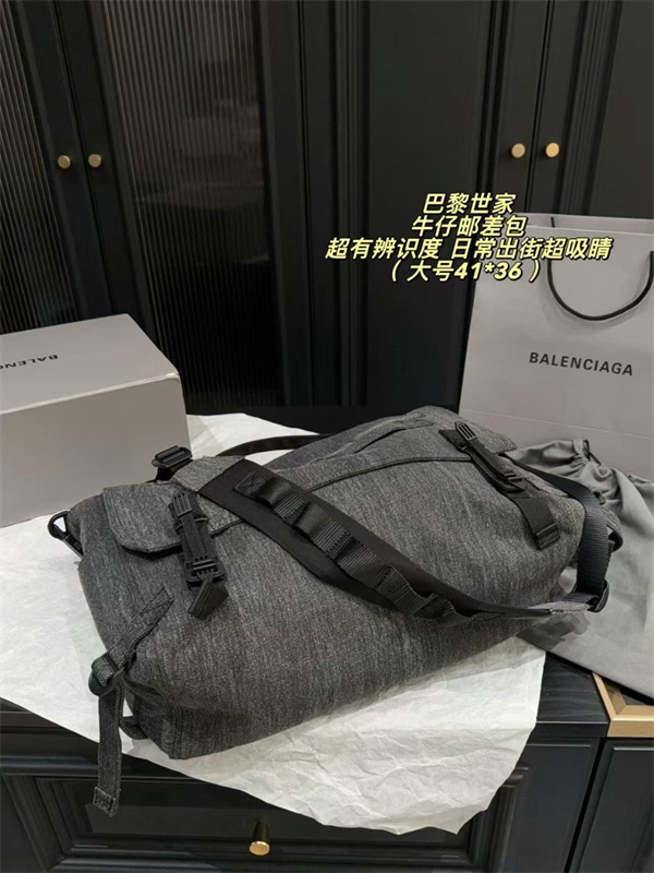 都会派カジュアル BALENCIAGA バレンシアガ コピー ショルダーバッグ フラップポケット ワイドストラップ 機能的デザイン