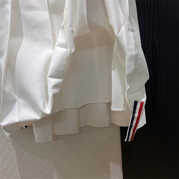 プレッピームード THOM BROWNE トム ブラウン コピー 2ピースセット ポケットシャツ ハイウエストプリーツ