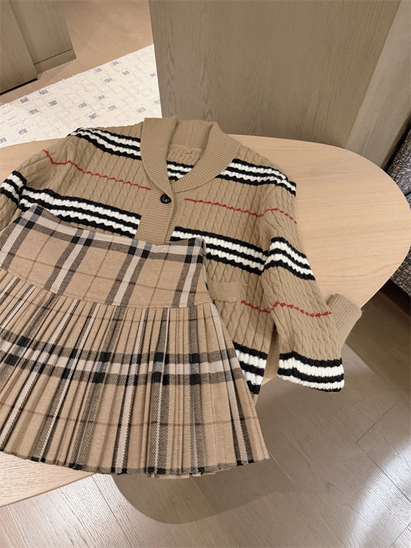 プレッピームード BURBERRY バーバリー コピー 2ピースセット 襟付きニット チェックミニスカート ピンク系