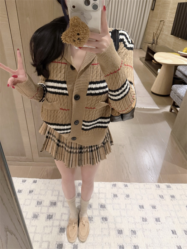 プレッピームード BURBERRY バーバリー コピー 2ピースセット 襟付きニット チェックミニスカート ピンク系