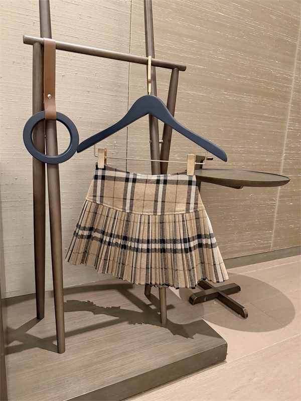 プレッピームード BURBERRY バーバリー コピー 2ピースセット 襟付きニット チェックミニスカート ピンク系