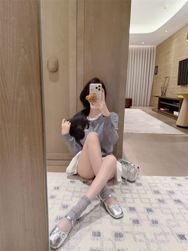 配色コーデが映える MIU MIU ミュウミュウ コピー 2ピースセット ボタンカーディガン フレアプリーツスカート