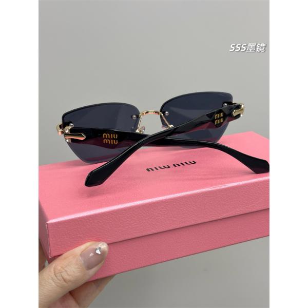 リムレス風 Mモチーフテンプル MIU MIU ミュウミュウ コピー サングラス 話題性抜群