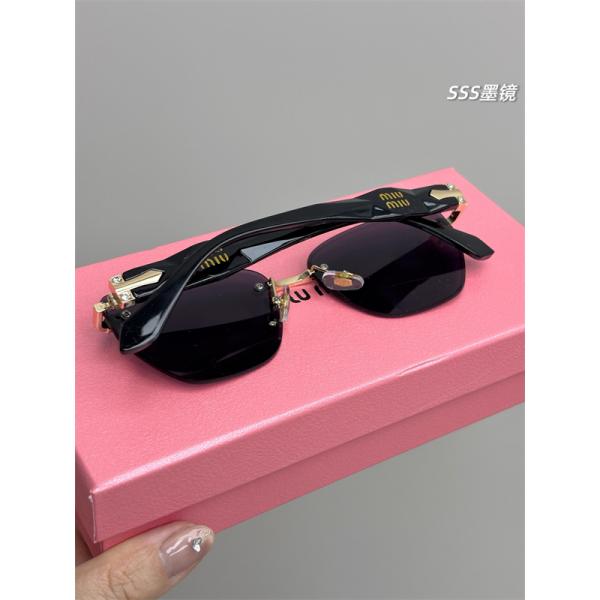 リムレス風 Mモチーフテンプル MIU MIU ミュウミュウ コピー サングラス 話題性抜群