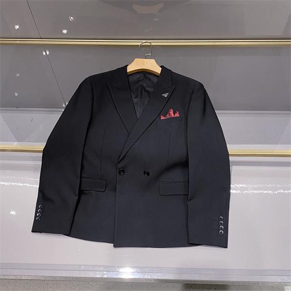 緻密な縫製 なめらかな生地感 美しい落ち感 PRADA プラダ コピー テーラードスーツ 仕立て映え