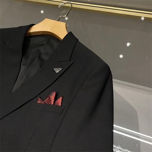 緻密な縫製 なめらかな生地感 美しい落ち感 PRADA プラダ コピー テーラードスーツ 仕立て映え