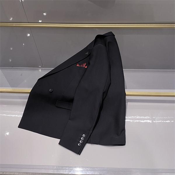 緻密な縫製 なめらかな生地感 美しい落ち感 PRADA プラダ コピー テーラードスーツ 仕立て映え
