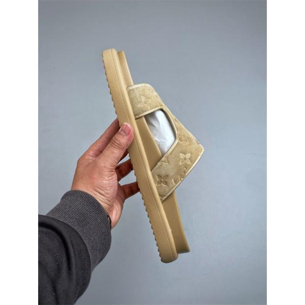LOUIS VUITTON ルイヴィトン コピー スライドサンダル 新作注目 モノグラム型押し ワイドストラップ