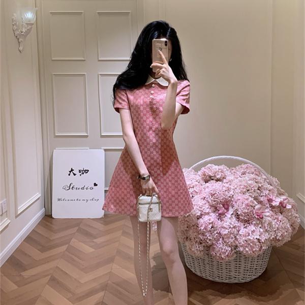 夏季快適 すっきり着映え GUCCI グッチ コピー ポロカラーワンピース ボタンデザイン 柔らかな風合い