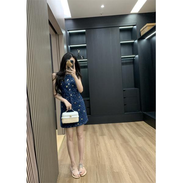 売れ筋候補 メタルボタン ポケット付き LOUIS VUITTON ルイヴィトン コピー ノースリーブデニムワンピース すっきりシルエット