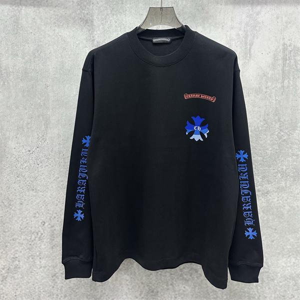 デザイン性際立つ CHROME HEARTS クロムハーツ コピー クルーネックトップス ゴシックレタリング バック主役モチーフ