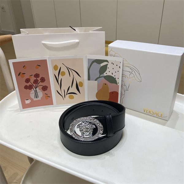 品質感際立つ VERSACE ヴェルサーチ コピー レザーベルト メデューサモチーフ 重厚メタルバックル 大人の装い