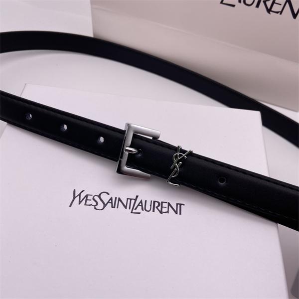 洗練見え SAINT LAURENT サンローラン コピー レザーベルト 細身フォルム ロゴアクセント きれいめコーデ