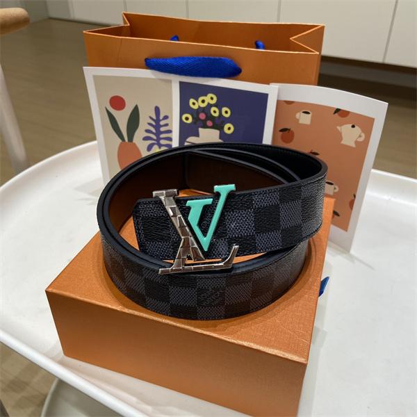 LOUIS VUITTON ルイヴィトン コピー メンズ ベルト 話題度上昇 ダミエ調パターン ターコイズLVバックル 個性派アクセント