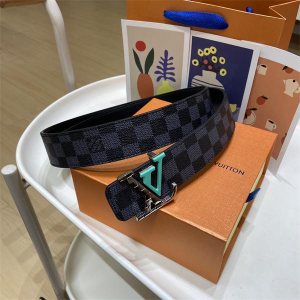 LOUIS VUITTON ルイヴィトン コピー メンズ ベルト 話題度上昇 ダミエ調パターン ターコイズLVバックル 個性派アクセント