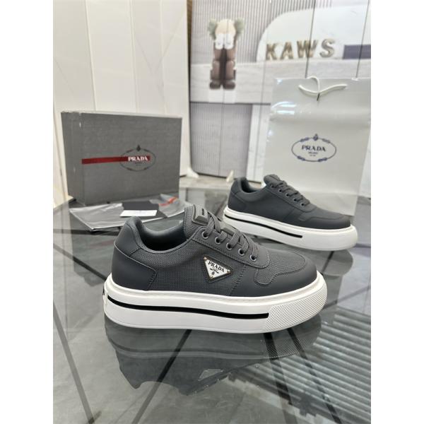 レザー調パネル 厚底ラバーソール PRADA プラダ コピー ローカットスニーカー スポーティーな立体フォルム 人気上昇